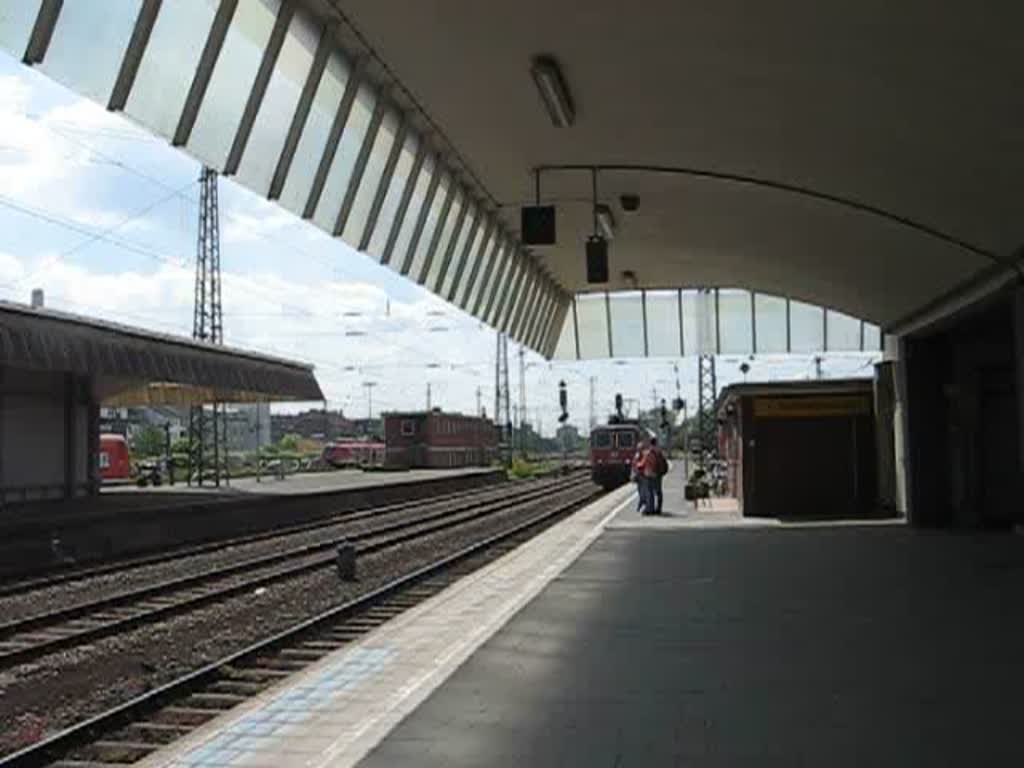 Eine schweizerische 421-381-5 mit kurzen Gterzug durchfhrt am 23.05.05 im tiefsten Westfalen den Bahnhof Mnster
