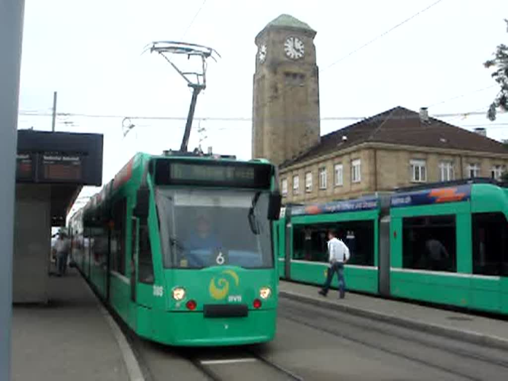 Eine Siemens Combino der BVB fhrt hier gerade am Bahnhof Badischen Bahnhof los. Aufgenommen am 21.07.07