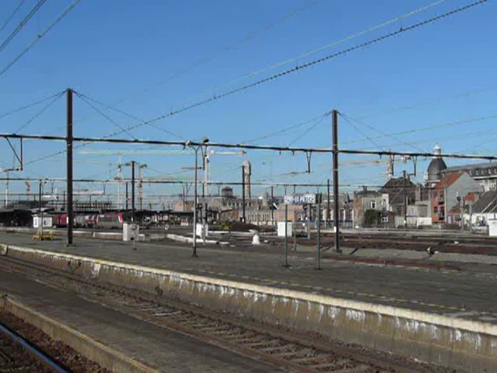 Eine SNCF Lok  ASTRIDE  durchfhrt mit einem langen Gterzug den Bahnhof von Gent St.Pieters und zieht diesenin Richtung Antwerpen.  14.02.2009