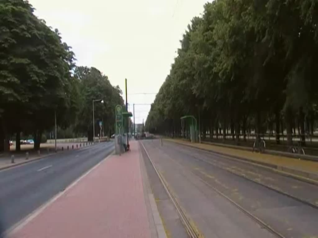 Eine Stadtbahn der stra, kommt aus den Tunnel in der Nienburger Strae,am 04.07.10.