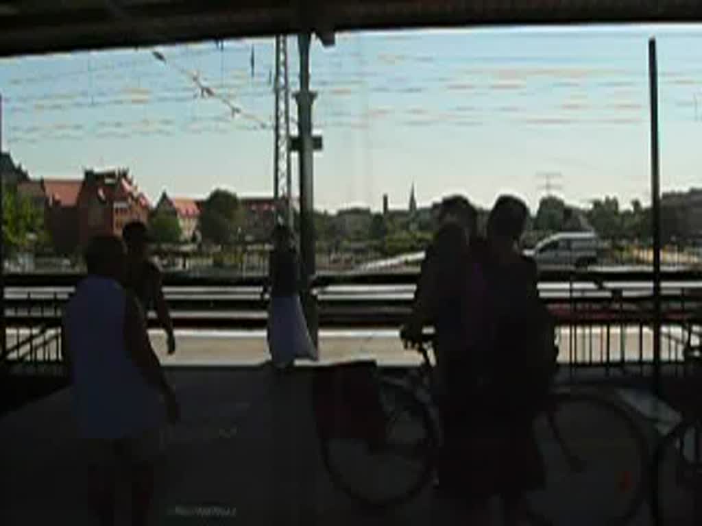 Eine Station mit der Ringbahn. Von Ostkreuz nach Treptower Park. Zeitweise sieht man durch die verspiegelte Fensterscheibe meine Kamera. 10.6.2007