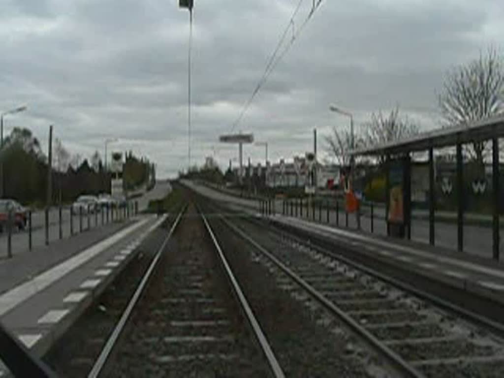 Eine Station mit der Straenbahn M17, Typ GT6N (Niederflur), von der Station Rhinstrae / Grtnerstrae zur Endstation in der Gehrenseestrae. 8.4.2007