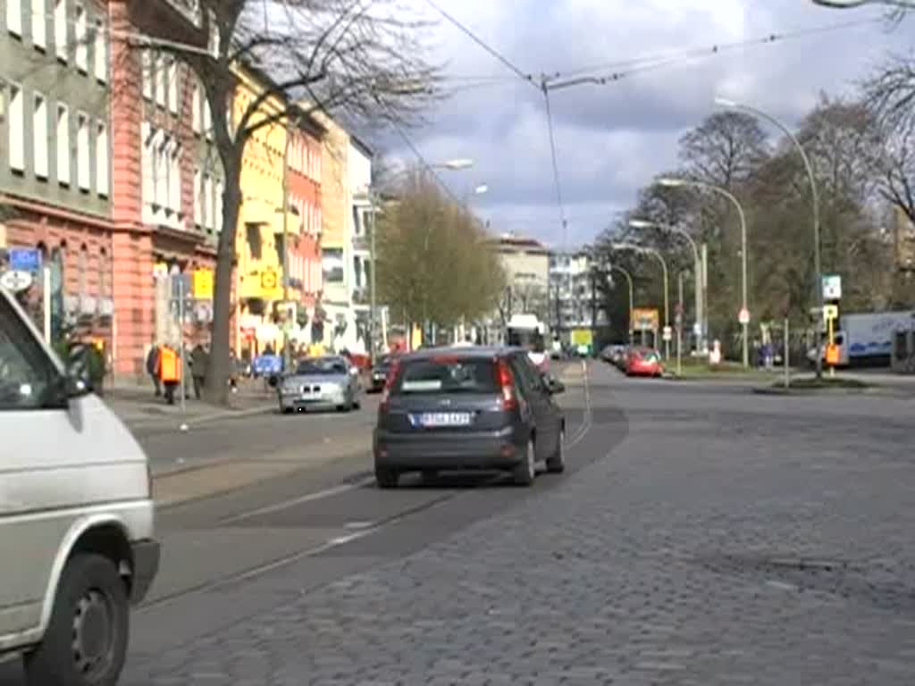 Eine Straenbahn der Linie M1 in der Berliner Strae in Pankow. Zur Zeit fhrt die BVG, die streikenden Mitarbeiter knnen den Betrieb aber jederzeit wieder lahmlegen. 18.3.2008