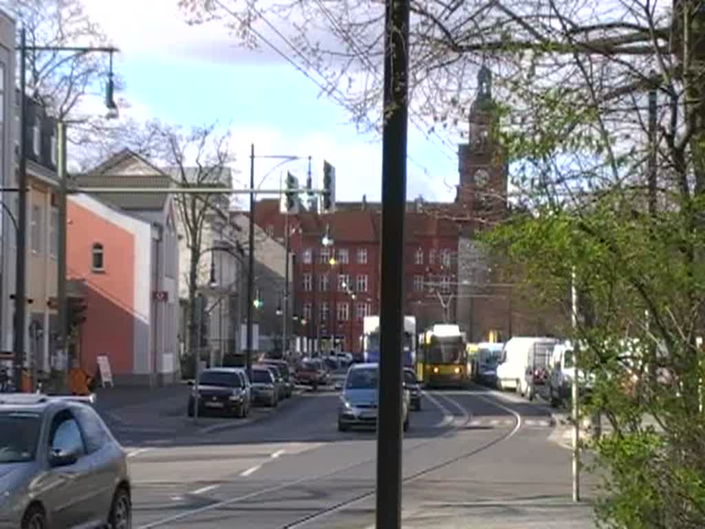 Eine Straenbahn der Linie M1 in der Breiten Strae, Pankow. 18.3.2008