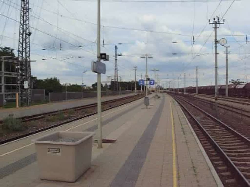 Eine Taurus-Lokomotive der Ungarischen Staatsbahnen (MAV; Baureihe 1047) fhrt mit einem Personenzug auf dem Weg zum Westbahnhof durch den Bahnhof Parndorf im Burgenland.
