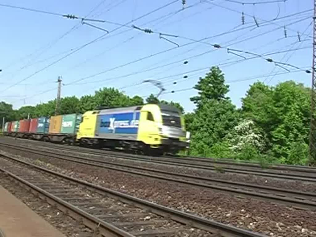 Eine  Taurus  Lokomotive zieht einen Ganzzug, bestehend aus Containerwagen, in Richtung sden. Die Aufnahme entstand kurz vor den Frther Bahnhof am 14. Mai 2008.