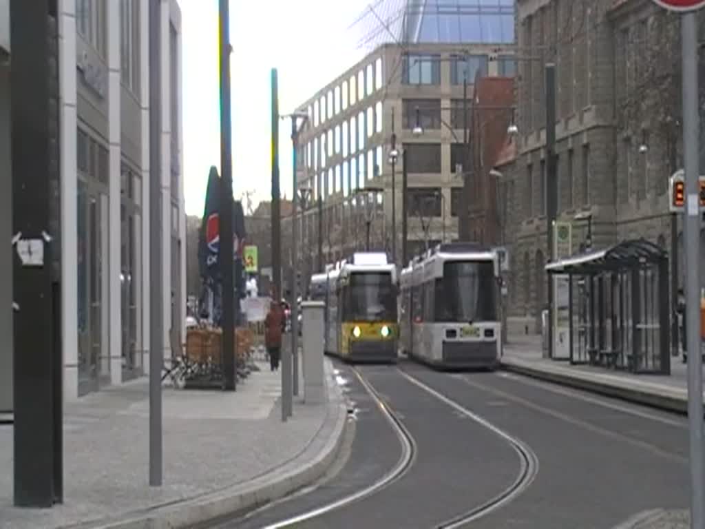 Eine Tram der Linie M6 am Bahnhof Hackescher Markt. Berlin, 27.2.2012