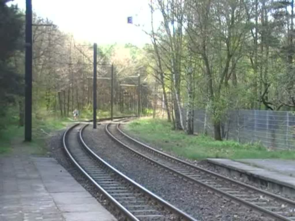 Eine Tram der Schneicher-Rdersdorfer Straenbahn (Linie 88) fhrt ein. Starten tut diese abwechslungsreiche Linie am S-Bahnhof Berlin-Friedrichshagen. 26.4.2008