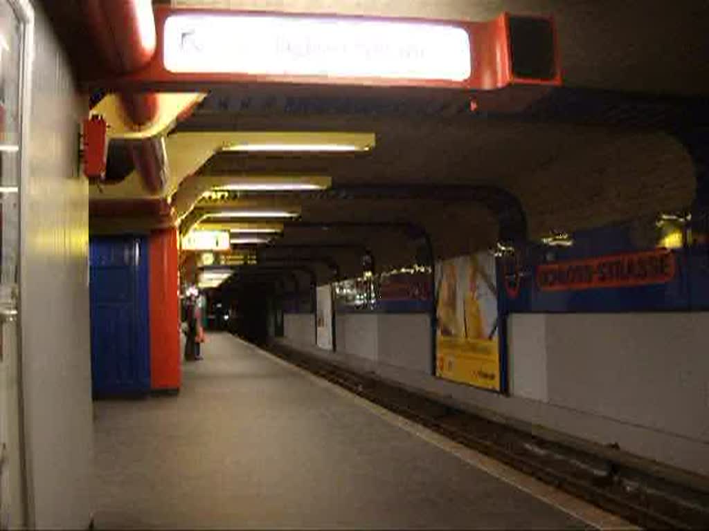 Eine U-Bahn der Linie U9 fhrt in den Bahnhof Schlossstrasse ein, leider auch ein Bahnhof der ein  Knig der Dunkelheit  ist. Man beachte den typischen Plastiklook der 70er an den Wnden.