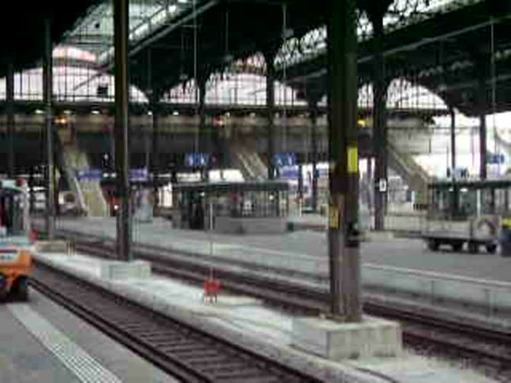 Eine unbekannte Re 460 fhrt mit ihrem SBB InterCity in Basel SBB ein.