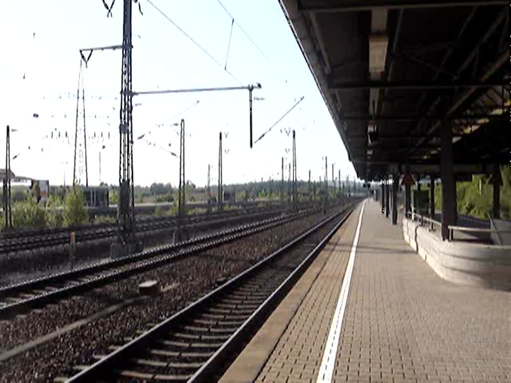 Eine Zugbegegnung auf der Schnellfahrtstreck SFS Stuttgart-Mannheim. Hier im Bahnhof Vaihingen/Enz. Es begegnen sich ein IC nach Mnchen Hbf und ein ICE nach Hamburg-Altona. Aufgeommen am 03.Mai 2007
Die Zge fahren hier mit rund 200-250km/h.