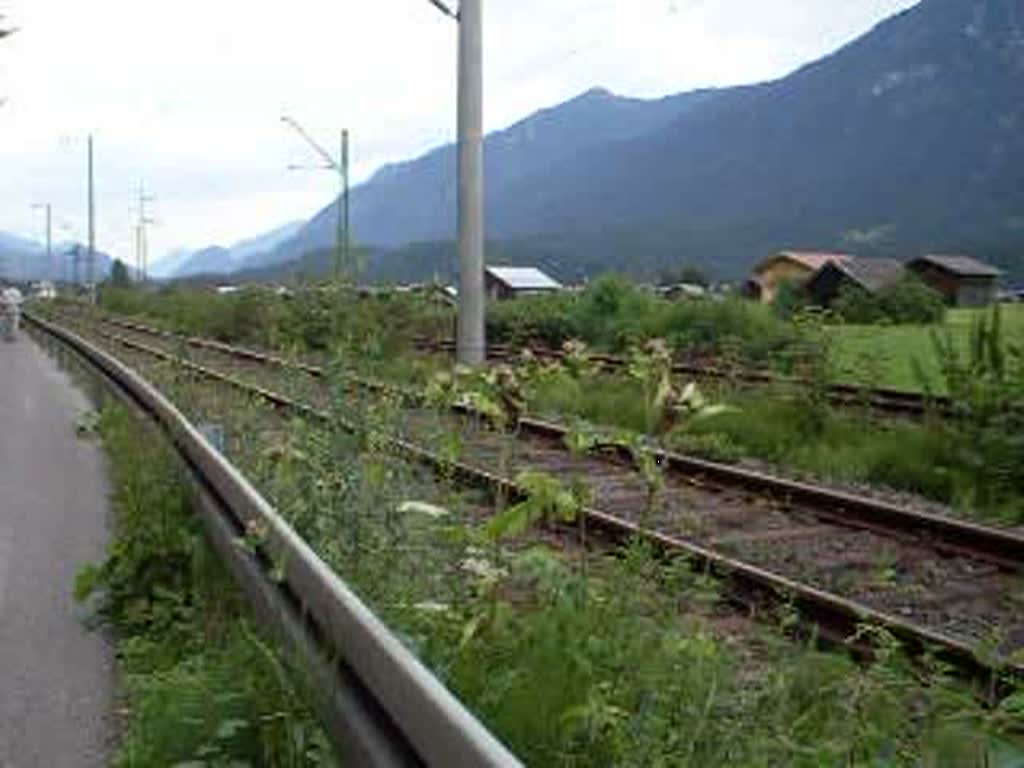 Eine Zugspitzbahn kurz vor dem Bahnhof Garmisch-Partenkirchen im Sommer 2008.