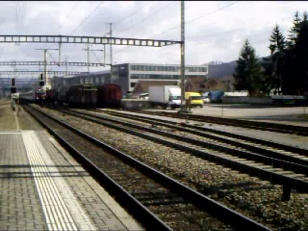 Einen EW IV-Pendelzug mit Re 460 fhrt durch Muttenz in Richtung Basel SBB am 18.03.08