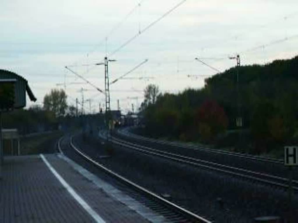 Einer der wenigen Güterzüge auf der KBS 415 durchfährt mit Br 185 Leverkusen-Rheindorf in Richtung Köln-Kalk Nord.