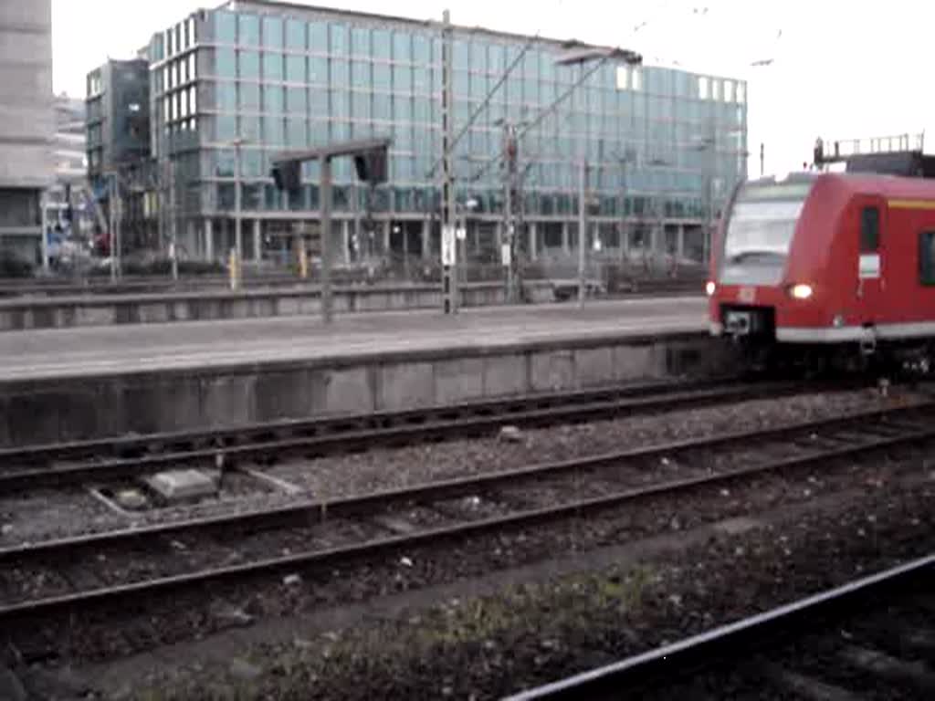 Einfahrende Br.425 mit zischenden geruschen in Stuttgart Hbf. Aufgenommen am 07.09.06.
