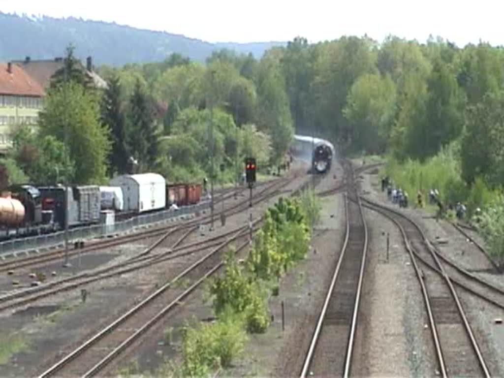 Einfahrt der 01 509 mit dem Zug der Schwarzenberger und Berliner Eisenbahnfreunde am 22.05.2010 in Neuenmartkt - Wirsberg beim Dampf-Festival 2010 . Am Zugschlu das U-Boot der Berliner ( 119 158 )