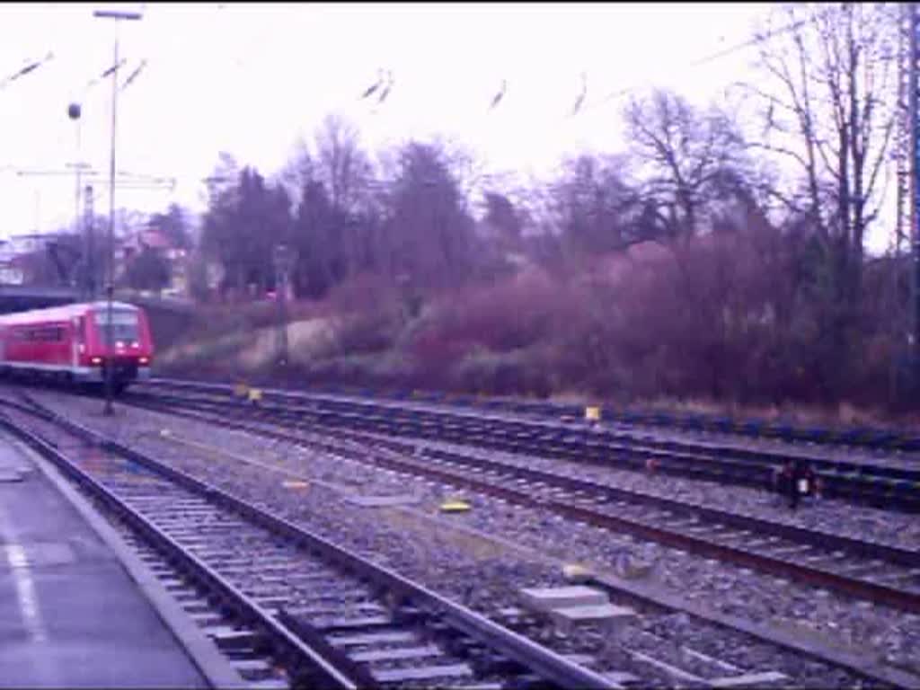 Einfahrt von 611 035 und einem weiteren 611 als IRE 3106 Ulm Hbf - Basel Bad Bf in Radolfzell bei starkem Regen. Fast gleichzeitig kommt IRE 4714 Konstanz - Karlruhe Hbf, geschoben von Br 146.2. 12.03.08