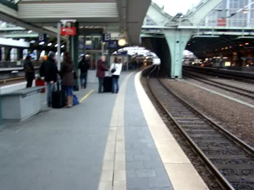 Einfahrt und Ansage der neuen Verbindung von Berlin Ostbahnhof nach Kbenhavn und Aarhus mit ein ICE 605  ICE-TD . Die Ansage ist einfach super, leider fhrt eine S-Bahn ein und der RE1 nach MD hat Ausfahrt. Aufgenommen am 29.12.2007