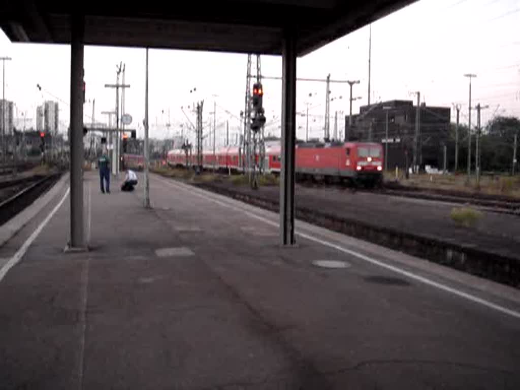 Einfahrt einer Br.143 mit einem IRE aus Aalen kommend. Diese Doppelstockwagen sind nun leider auch nicht mehr in Stuttgart im Einsatz, sie wurden nach Berlin berfhrt und machen dort nun einen dienst im S-Bahn betrieb.Aufgenommen am 07.09.06
