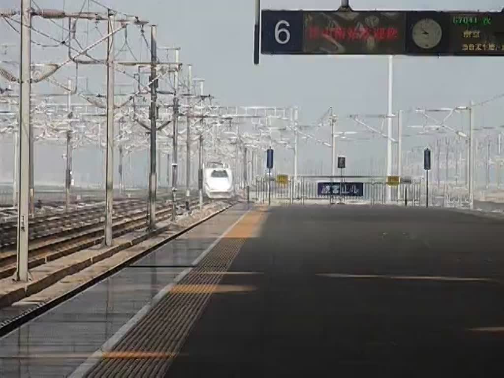 Einfahrt des CRH2C-2082 in Kunshan-Nan am 20.10.15, aus Richtung SuZhou zur Weiterfahrt nach Shanghai. Und zum Schluss rast noch ein CRH380 durch den Bahnhof, als ich eigentlich schon die Aufnahme beenden wollte...