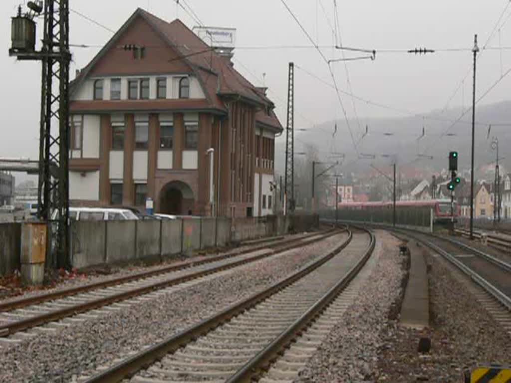 Einfahrt des IC 2297 am 19.2.07 in Weinheim. An diesem Zug hing die neue Werbelok 101 133. Der Zug bestand aus Ersatzwagen, ziemlich viele Bimz sind eingereiht, die eigentliche Garnitur muss wohl defekt gewesen sein.
