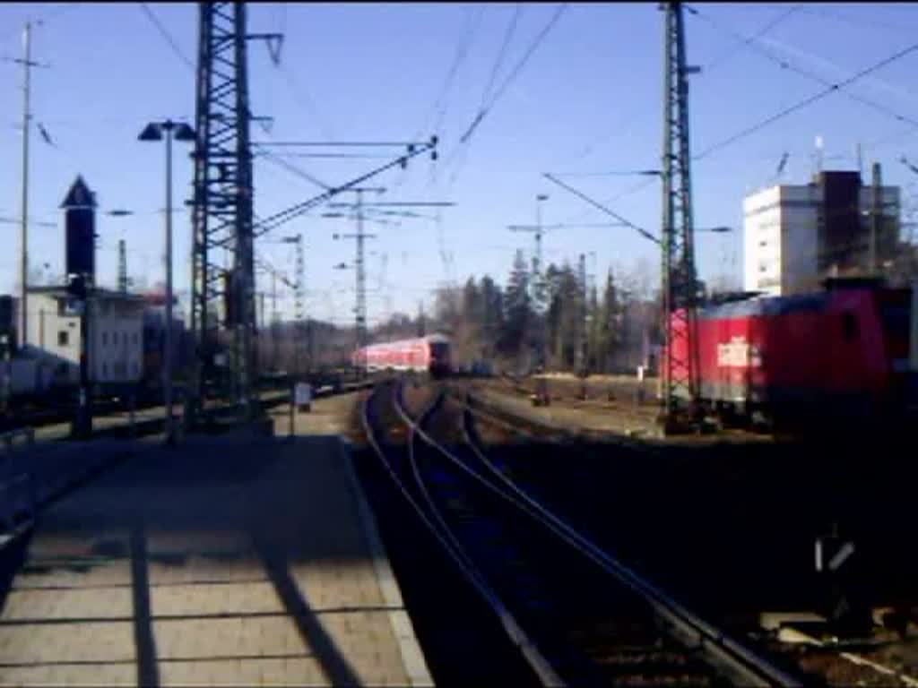Einfahrt des RE 19633 von Stuttgart Hbf in den Bahnhof Singen(Htw), geschoben von 146 220-9. Der Zug endet hier! 08.02.08