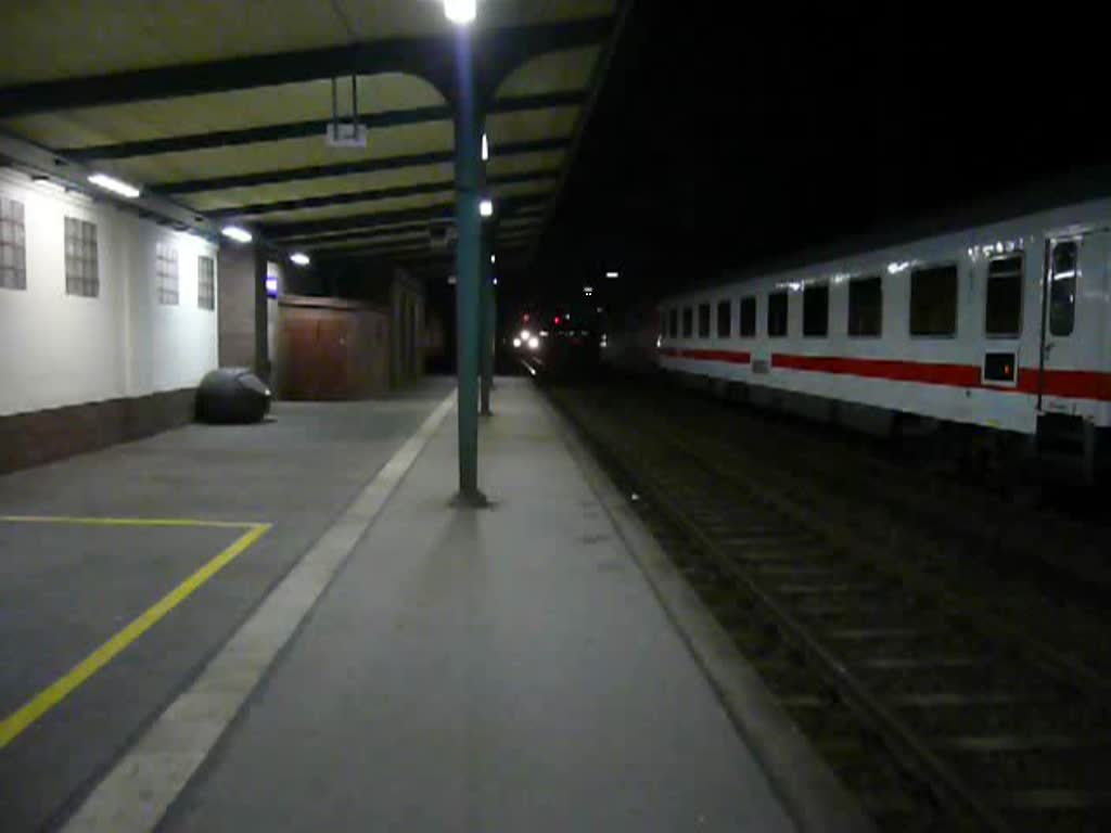 Einfahrt des Re Nordeich-Mole-Hannover Hbf am 25.12.2008 um 23.14 in Oldenburg