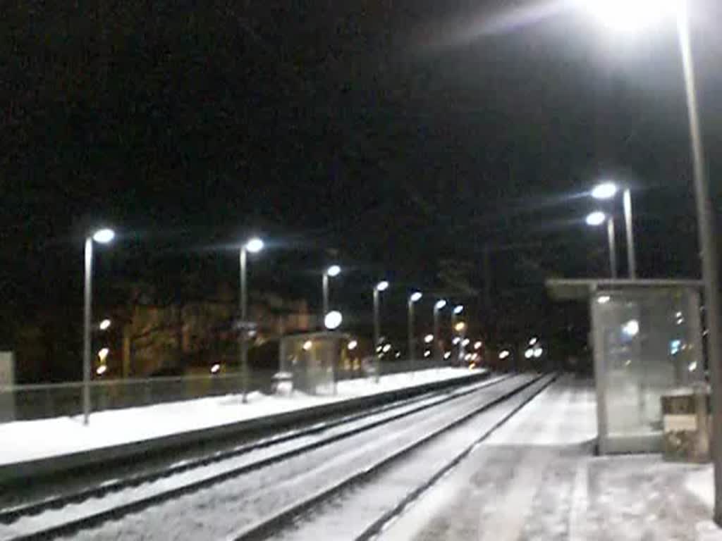 Einfahrt des Regionalzuges nach Saalfeld im Paradiesbahnhof Jena.(28.1.2010)