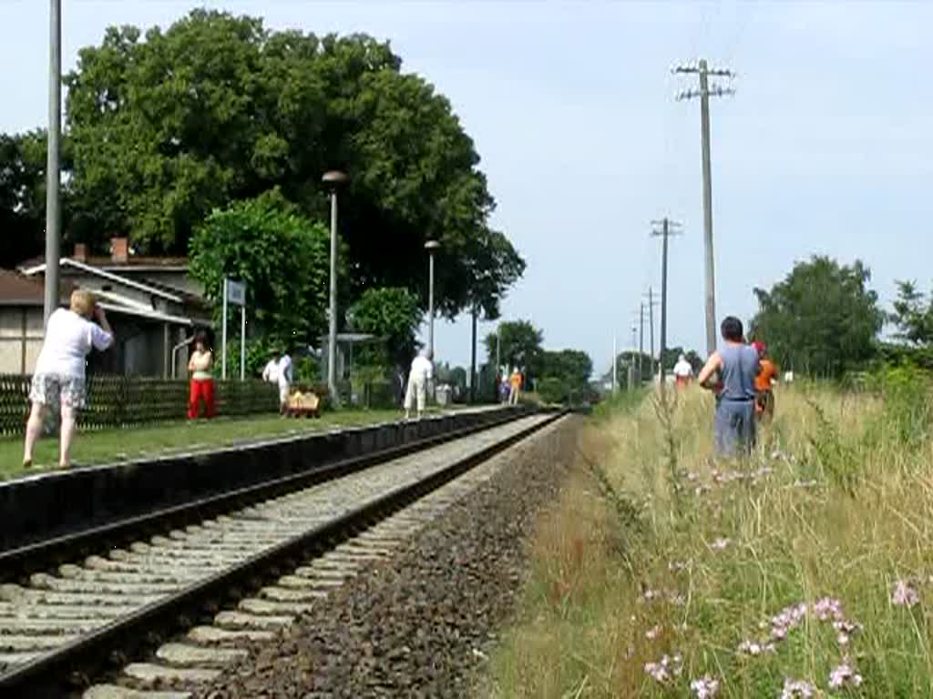 Einfahrt des Sonderzug, berspannt mit der Dampflok BR 91 134 -DR- in den Haltepunkt Sukow/Meckl.  02.08.2009