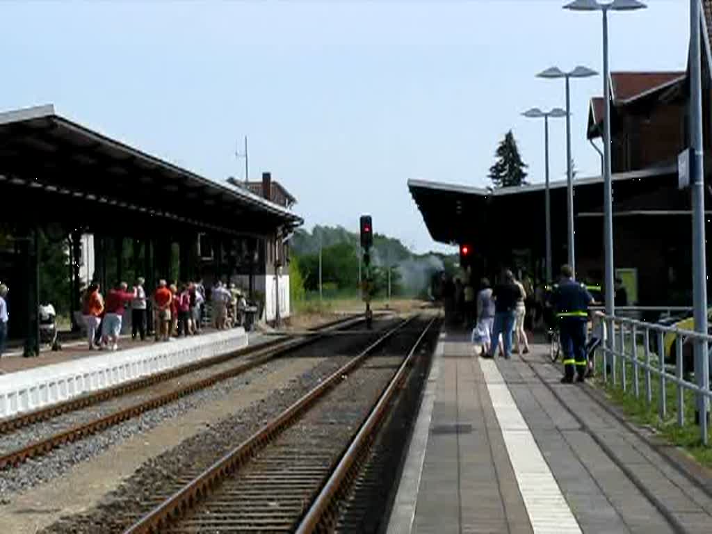 Einfahrt des Sonderzug der MEF, bespannt mit der Dampflok BR 91 134 -DR- in den Bahnhof Parchim 02.08.2009