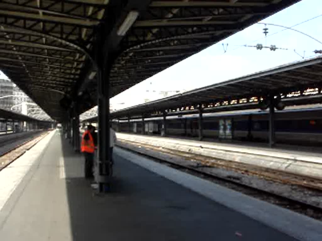 Einfahrt des TGV-POS 9574 aus Stuttgart in den Bahnhof Gare de l'Est (Paris). 11.07.07