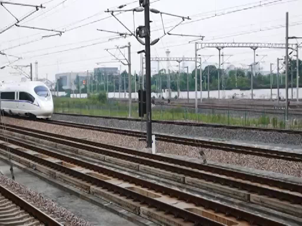 Einfahrt einer Doppelgarnitur aus CRH380B-5732 und CRH380B-5730 aus Shanghai nach Suzhou Hauptbahnhof, 20.06.15