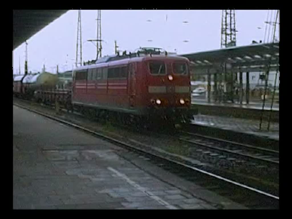 Einfahrt eines Doppelstockzuges mit roten und blauen (mintgrünen)
Wagen, gezogen von einer Lok der BR 111.
Anschließend Durchfahrt eines Güterzuges durch den Personenbahnhof. (mit BR 151)
Aufn. 2002