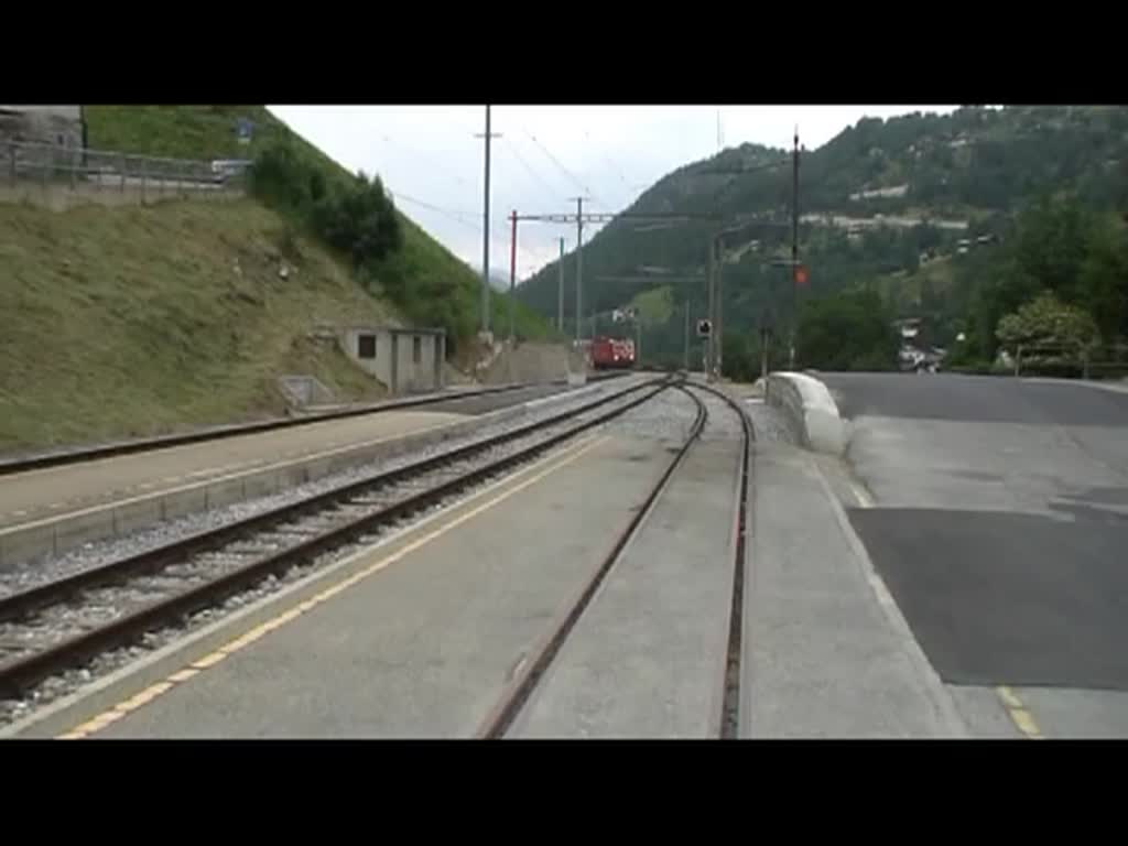 Einfahrt eines Glacier-Express in Sankt Niklaus am 19.6.2013.