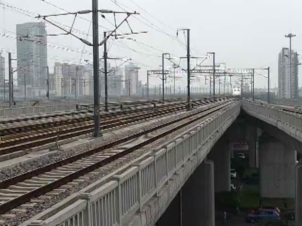 Einfahrt eines Hochgeschwindigkeitszugs CRH2C-2066 von Shanghai in den Bahnhof Kunshan-Nan, 20.06.15