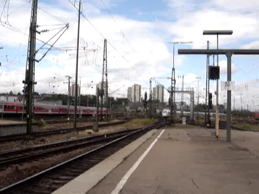 Einfahrt eines ICE-3 in den Bahnhof Stuttgart Hbf mit Internationaler Ansage. Aufgenommen am 3.Juli 2007