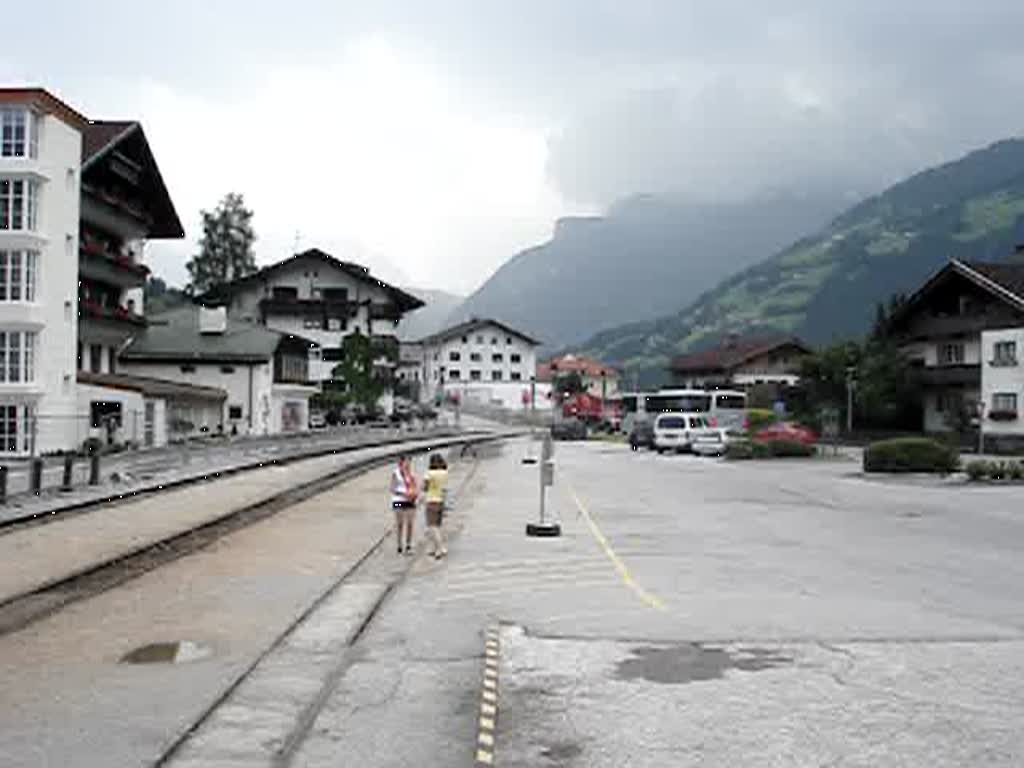 Einfahrt eines Regionaqlzug in den Bahnhof Zell am Ziller