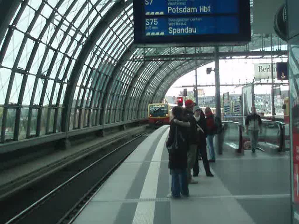 Einfahrt eines S-Bahnzugs der BR 481 in Berliner Hauptbahnhof am 2.10.08 .