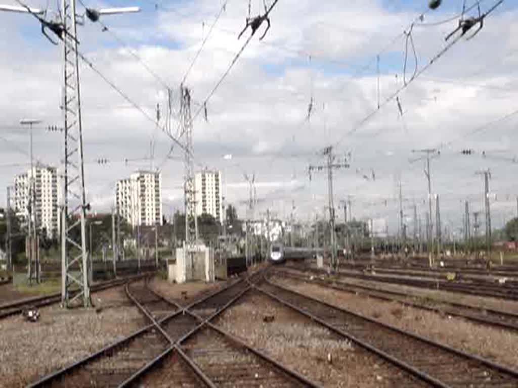 Einfahrt eines TGV-POS nach Stuttgart Hbf. Auerdem fhrt ein ICE-1 aus dem Bahnhof Stuttgart aus. Aufgenommen am 3.Juli 2007