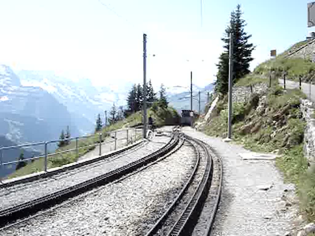 Einfahrt eines Zuges in den Bergbahnhof Schynige Platte