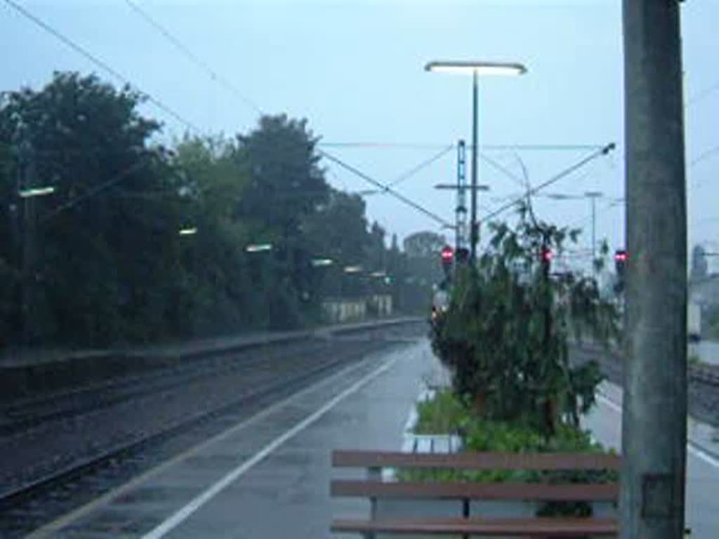 Einfahrt der IRE 3113 Basel Bad Bf - Ulm Hbf mit 2xBr 611 in Radolfzell bei strmendem Regen.