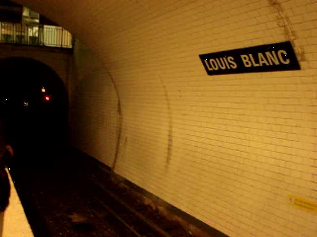 Einfahrt der Linie 7bis in den Bahnhof Louis Blanc. Hier macht die Metro Bahnsteigwende. Aufgenommen am 11.07.07