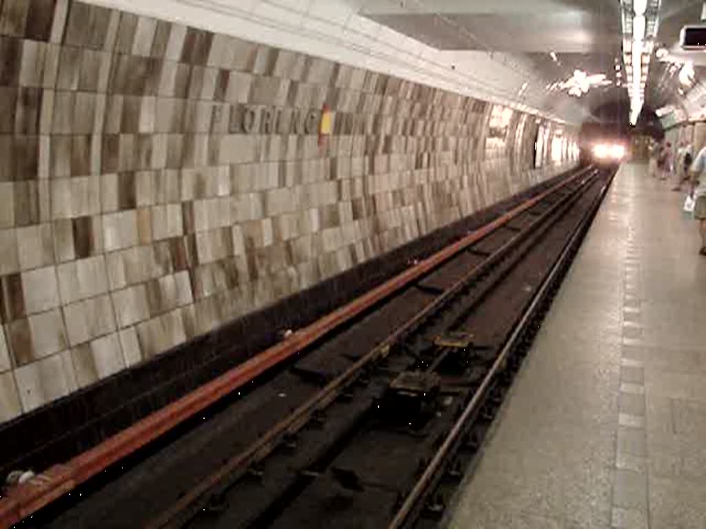 Einfahrt der Linie B der Prager Metro. Der Linienverlauf Zličn ↔ Čern most, hier bei der Einfahrt Florenc.