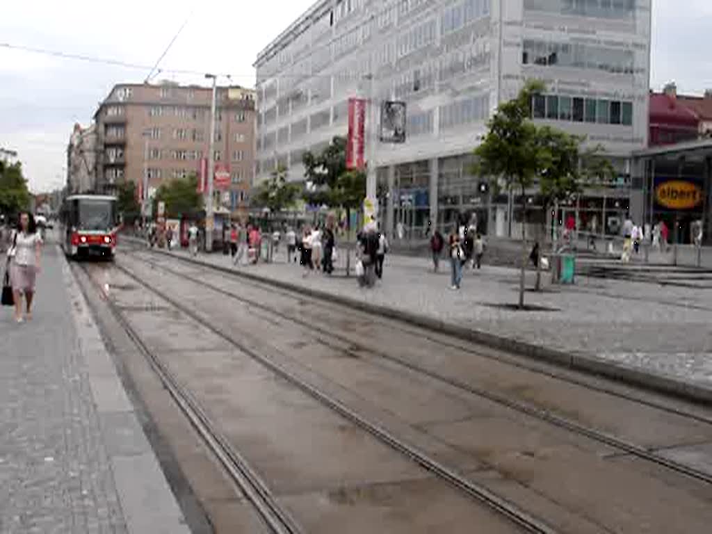 Einfahrt einer modernen Straenbahn in Prag. Hier an der Metro Station Andel. Aufgenommen am 13.08.07