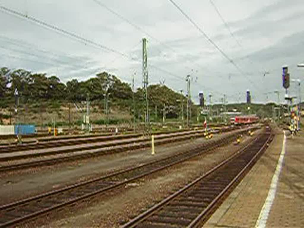 Einfahrt einer Regionalbahn aus St.Ingbert, und eine Regionalbahn fhrt zurck nach Zweibrcken.