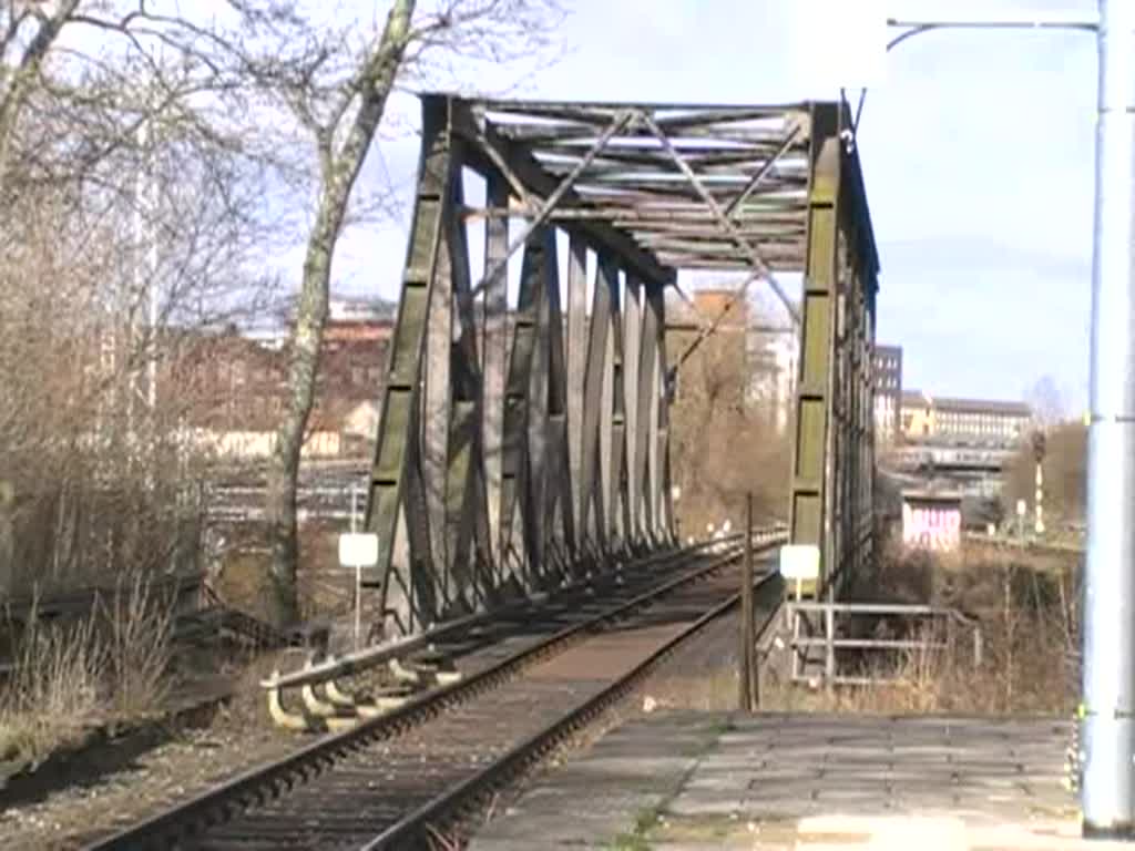 Einfahrt einer Ringbahn in Richtung Ostkreuz am 18.3.2008 in Storkower Strae. Die Brcke ermglicht es der darunter laufenden Fernbahn, die Seite zu wechseln. Auf der Fernbahn gibt es keinen Fahrgastbetrieb, dennoch fahren hier Zge (nicht im Video zu sehen). Diese verkehren von und zum Betriebswerk Rummelsburg.