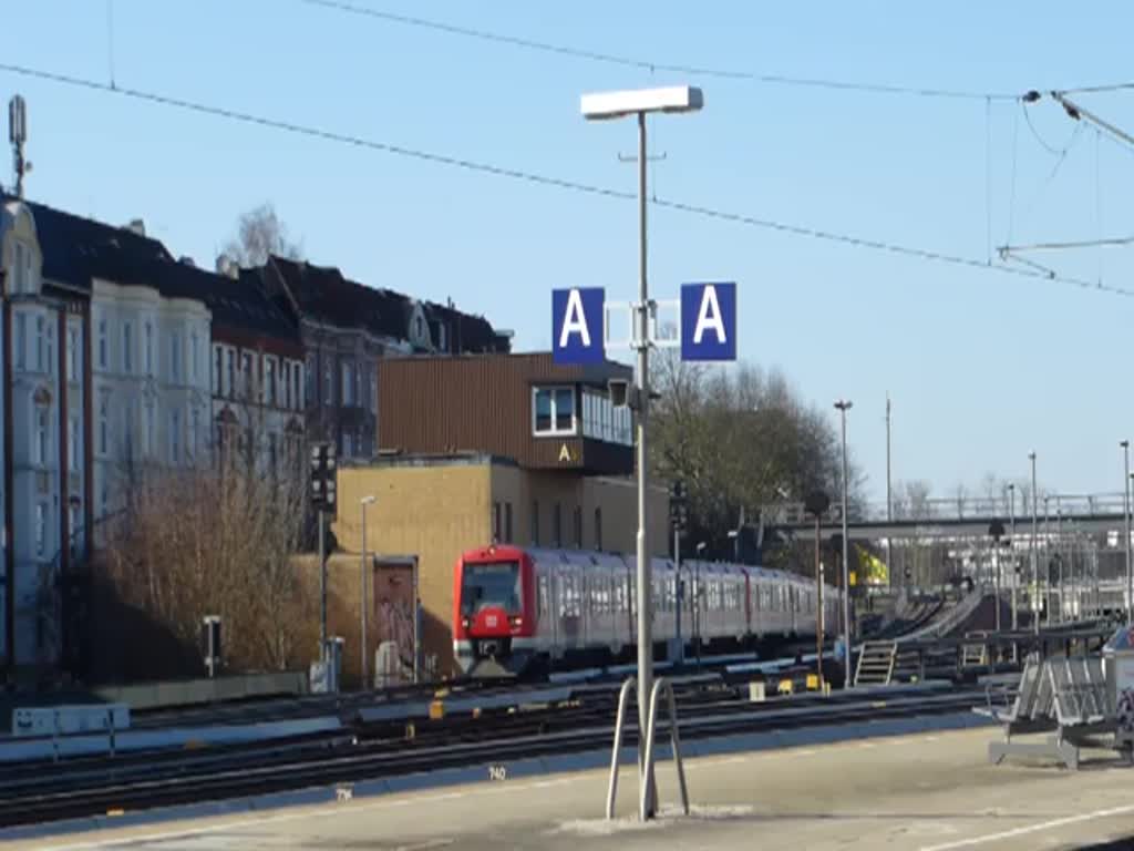 Einfahrt von einer S-Bahn sowie Ausfahrt von zwei S-Bahnen bei angenehmen Temperaturen im Bahnhof Hamburg-Altona am 02.April 2013.