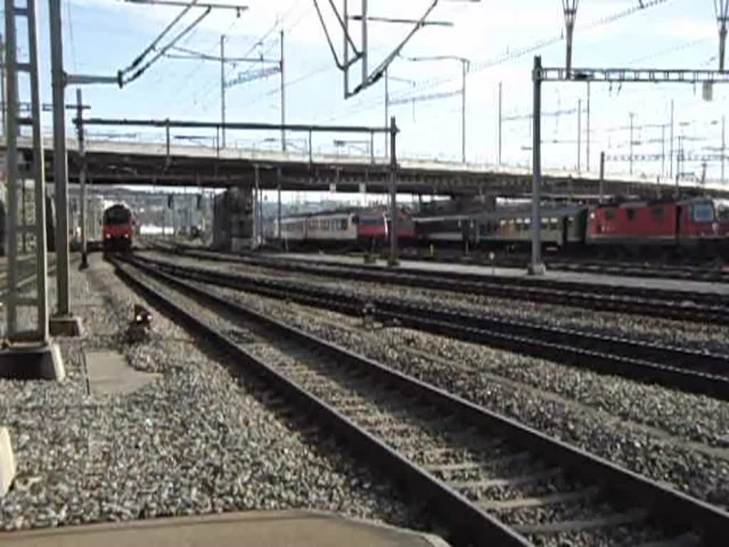 Einfahrt der S6 nach Baden, gefahren von einer Re 450 im Bahnhof Zrich Hardbrcke am 8.1.11. 