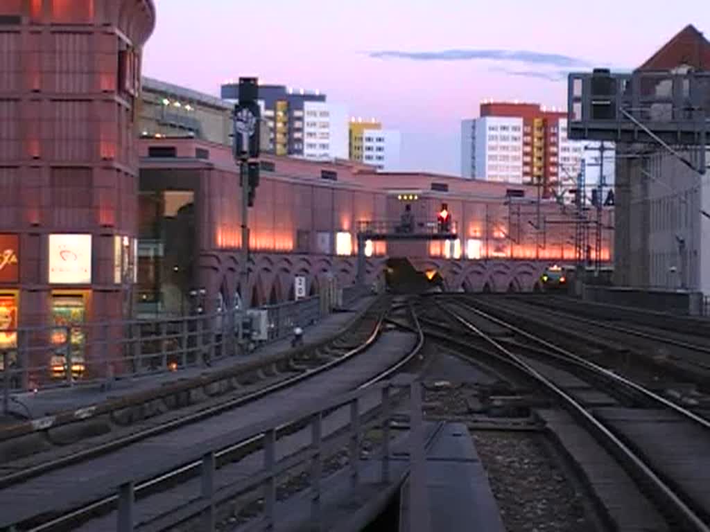 Einfahrt der S7 nach Potsdam Hauptbhanhof am Abend des 18.3.2008 in Alexanderplatz.