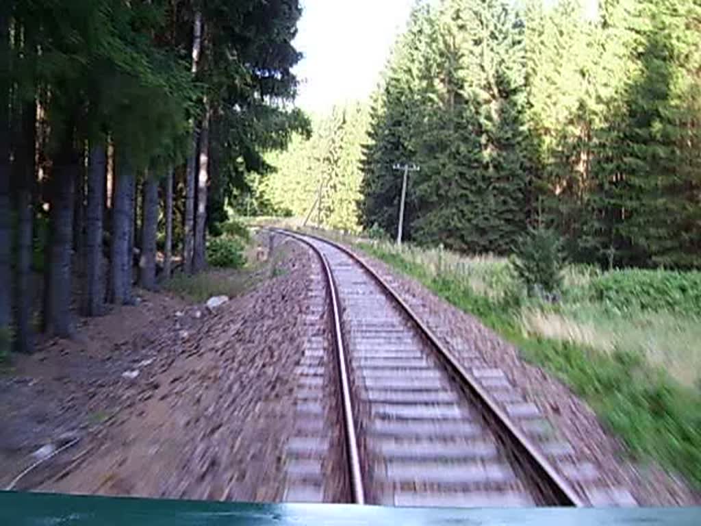 Einfahrt in den Spurwechselbahnhof Schnheide Sd mit den Wenesgrner Schienenexpress (WEX) am 3.08.08. Es ist etwas verwackelt wegen der harten Federung des SKL und der schlechten Gleislage.